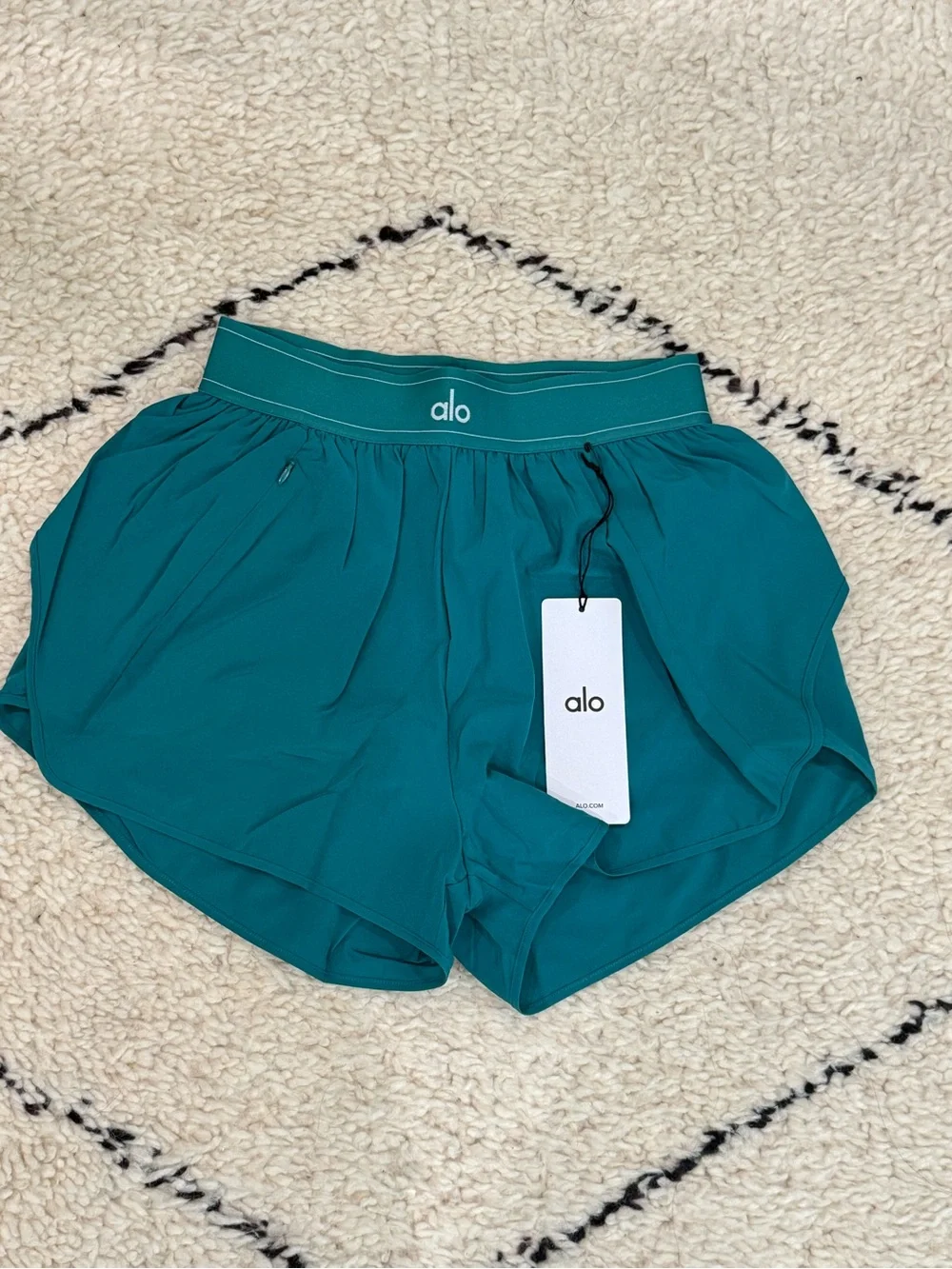 ALO Yoga ♥️NWT♥️Emerald Isle Match Point Shorts  Size Medium
